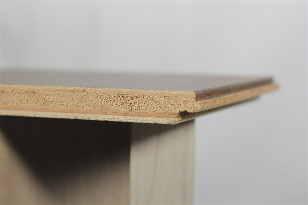 实木地板vs复合地板：南方回南天谁更抗造？